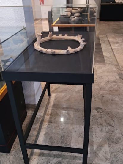 Lámpara romana de 32 candelas, reconstruida, y expuesta en el Museo Arqueológico de Elda.