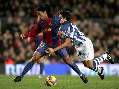 Ronaldinho se faja con Xabi Prieto.