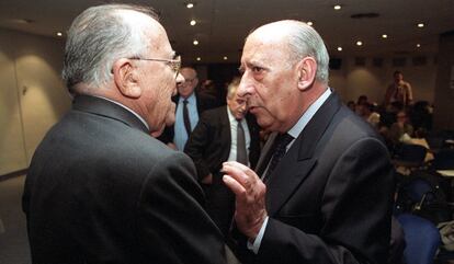 Una de las últimas imágenes de Emilio Alonso Manglano, en 2000, junto a Santiago Carrillo.