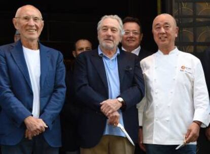 Los tres socios del grupo Nobu, el productor de cine Meir Teper, el actor Robert de Niro y el cocinero japonés Nobu Matsuhisa, durante la presentación el año pasado de hotel Nobu London Shoreditch.