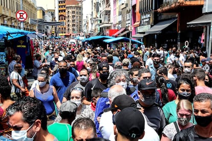 Pessoas caminha na rua 25 de Março, no centro de São Paulo, em 10 de outubro.