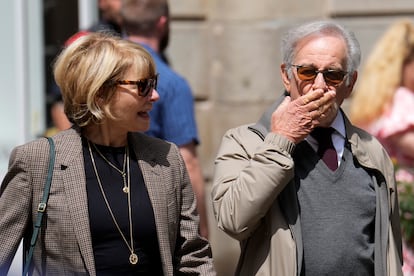 Steven Spielberg y su esposa, Kate Capshaw, salen del museo Moco de Barcelona, donde han acompañado a Barack Obama y su mujer, Michelle, en el marco de su visita privada a la capital catalana.