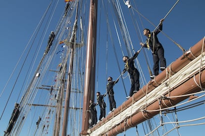 Varios marinos del buque Juan Sebastián Elcano durante la visita del Rey Felipe VI y el Rey Emérito Juan Carlos I, en San Fernando, Cádiz (España).