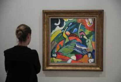 Una mujer observa 'Dos Jinetes y figura reposando', de Kandisky
