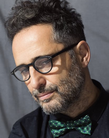 <b>Jorge Drexler</b> <p>La americana de Jorge Drexler ha vivido 80 conciertos en el último año y tiene una marca diagonal en la espalda. Se la debe a la correa de su guitarra. Antes de llevar su música de gira, Drexler trabajaba como médico. Conocer a Sabina, quien le convenció para viajar a Madrid, catapultó su carrera. El uruguayo, reconocido rostro de la música hispana, cuenta con cinco Grammy, un Goya y un Oscar.</p> _ <p><b>“El problema de hacer algo que harías aunque no te pagaran es que acaban no pagándote”</b></p>