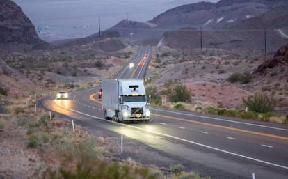 Un vehículo autónomo transporta mercancías en las carreteras de Arizona.