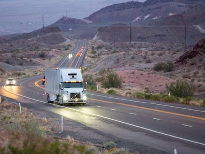 Un vehículo autónomo transporta mercancías en las carreteras de Arizona.