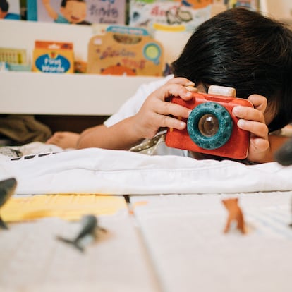 Un niño sacando fotos con una cámara para niños a sus juguetes