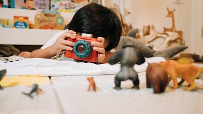 Un niño sacando fotos con una cámara para niños a sus juguetes