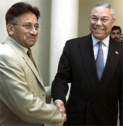 Pervez Musharraf saluda a Colin Powell ha su llegada a Islamabad.