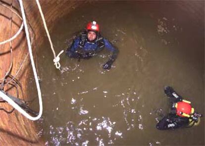 Agentes de bomberos se sumergen ayer un pozo de Coín en busca de Sonia Carabantes