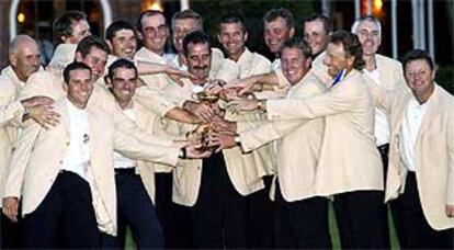 Los europeos, con el capitán, Sam Torrance, en el centro, celebran el triunfo europeo.

Tiger Woods, desolado.