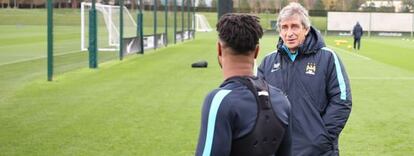 Pellegrini charla con Sterling durante el entrenamiento.