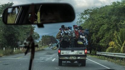 Integrantes da caravana de imigrantes que percorre o México rumo aos EUA, na terça-feira.