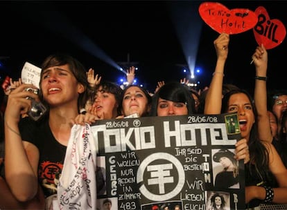 Un grupo de fans grita durante el concierto de Tokio Hotel