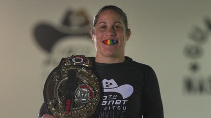 Liz Carmouche, luchadora de artes marciales mixtas, en un momento del documental 'We All Play'.