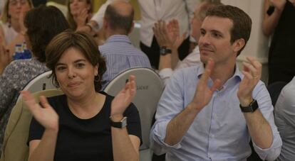 Soraya Sáenz de Santamaría y Pablo Casado, en una cena del PP. 