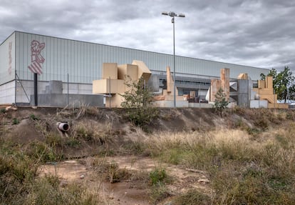 Reproducciones monumentales de obras de Gerardo Rueda, guardadas por su gran tamaño en el almacén logístico de la Generalitat valenciana, en Riba-roja, en una imagen del 11 de noviembre.