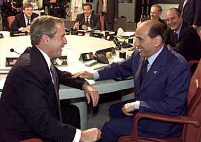 George Bush y Silvio Berlusconi charlan en presencia de otros líderes del G-8 ayer en Génova.