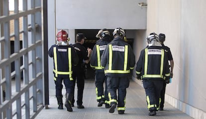 Los bomberos entran en el garaje del edificio en el que murió Sabrina Oliveira.