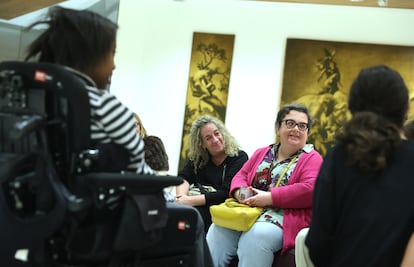 Costa Badía, con chaqueta rosa, en la entrada, recibiendo a los participantes de la mediación cultural.