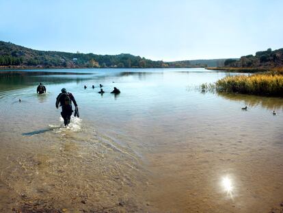 Buzos en Laguna del Rey, en el parque natural de las Lagunas de Ruidera (Castilla-La Mancha).