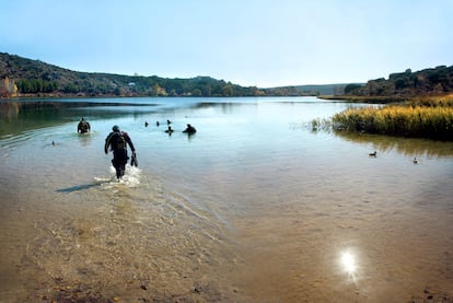 Buzos en Laguna del Rey, en el parque natural de las Lagunas de Ruidera (Castilla-La Mancha).