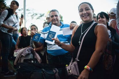 El primer grupo de migrantes cubanos saliendo en autobús del parque de La Cruz,  hacia el aeropuerto Daniel Oduber, en la ciudad de Liberia, que les llevara hasta El Salvador. 