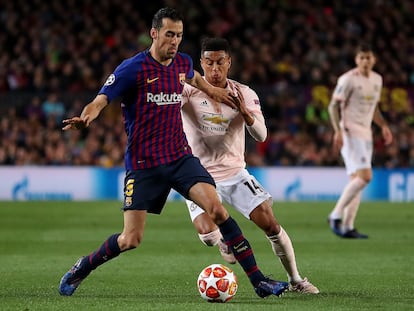 Sergio Busquets protege el balón ante Jesse Lingard, durante los cuartos de final de la Champions League entre el Barcelona y el Manchester United en el Camp Nou, en Barcelona el 16 de abril de 2019.