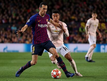 Sergio Busquets protege el balón ante Jesse Lingard, durante los cuartos de final de la Champions League entre el Barcelona y el Manchester United en el Camp Nou, en Barcelona el 16 de abril de 2019.