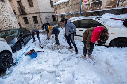 Vecinos de Toledo, que han ofrecido su colaboración al Ayuntamiento de la ciudad, se han organizado para ayudar en las tareas de limpieza de calles tras el paso de la borrasca 'Filomena'