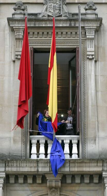 La bandera navarra, española y europea, en el Parlamento navarro.