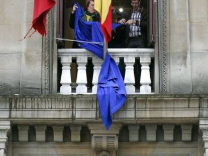 La bandera navarra, española y europea, en el Parlamento navarro.
