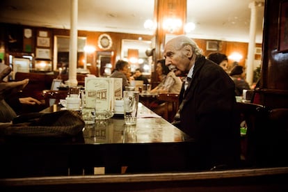 El actor Manuel Alexandre fotografiado en el Café Gijón, uno de los lugares preferidos de este gran artista. El fotógrafo Victoriano Izquierdo publicó esta imagen, una de las últimas del actor, en su blog "pixel-fugaz" que se puede ver en elpais.com