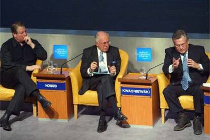 De izquierda a derecha, el antiguo vicepresidente de EE UU Al Gore; el primer ministro australiano, John Howard, y el presidente polaco, Aleksander Kwasniewski, en el debate de clausura en Davos.