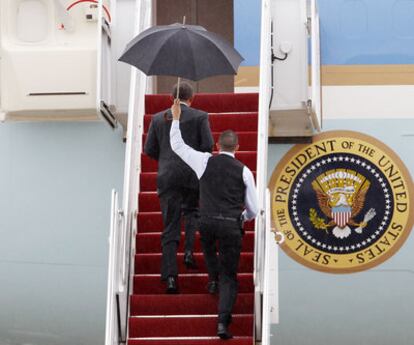 El presidente de EE UU asciende la escalera del Air Force One antes de partir hacia Richmond, en el Estado de Virginia.