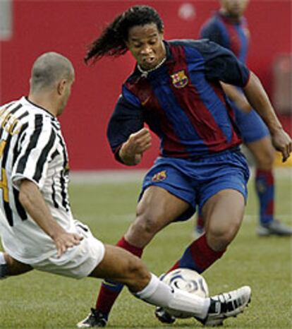Ronaldinho trata de regatear a Maresca, ayer.