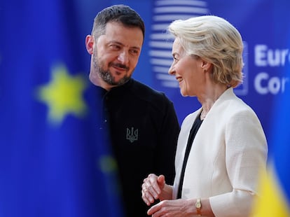 La presidenta de la Comisión Europea, Ursula Von der Leyen, y el presidente de Ucrania, Volodímir Zelenski, el 6 de marzo en Bruselas.