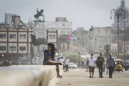 La bandera de Cuba ondea a media asta en La Habana tras la muerte de Fidel Castro.