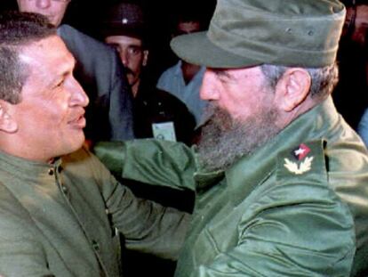 Hugo Ch&aacute;vez y Fidel Castro en el aeropuerto de La Habana, en 1994.