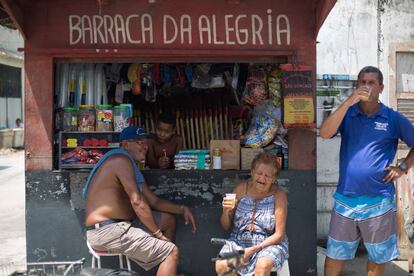 Moradores da favela Kelson, dois após operação.