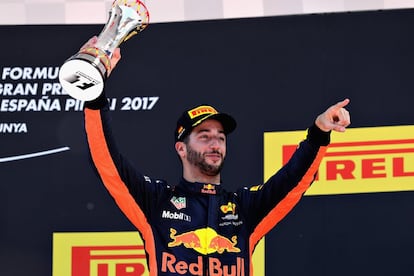 Daniel Ricciardo celebra su tercer puesto en el podium.