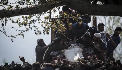 Una multitud acude a un entierro en Cachemira.