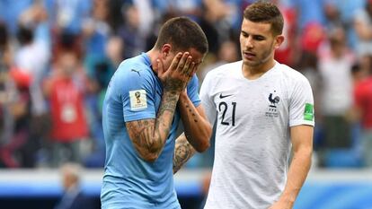 Lucas Hernández consola Giménez após a derrota do Uruguai para a França.