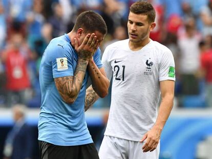 Lucas Hernández consuela a Giménez después de la derrota de Uruguay ante Francia.