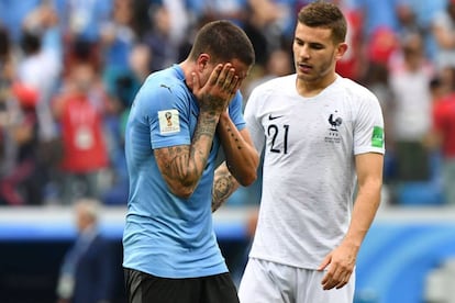 Lucas Hernández consuela a Giménez después de la derrota de Uruguay ante Francia.