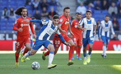 Campuzano controla el balón ante la presión de Maksimovic.