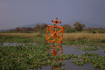 Ofrenda en el lago de Patzcuaro, Michoacán, durante la celebración del Día de Muertos, el 1 de noviembre 2024. 