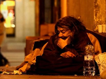 Un hombre duerme en uno de los soportales de la plaza Mayor.