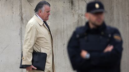 El extesorero del PP Luis Barcenas, a su llegada a la Audiencia Nacional en San Fernando de Henares (Madrid), en 2016.